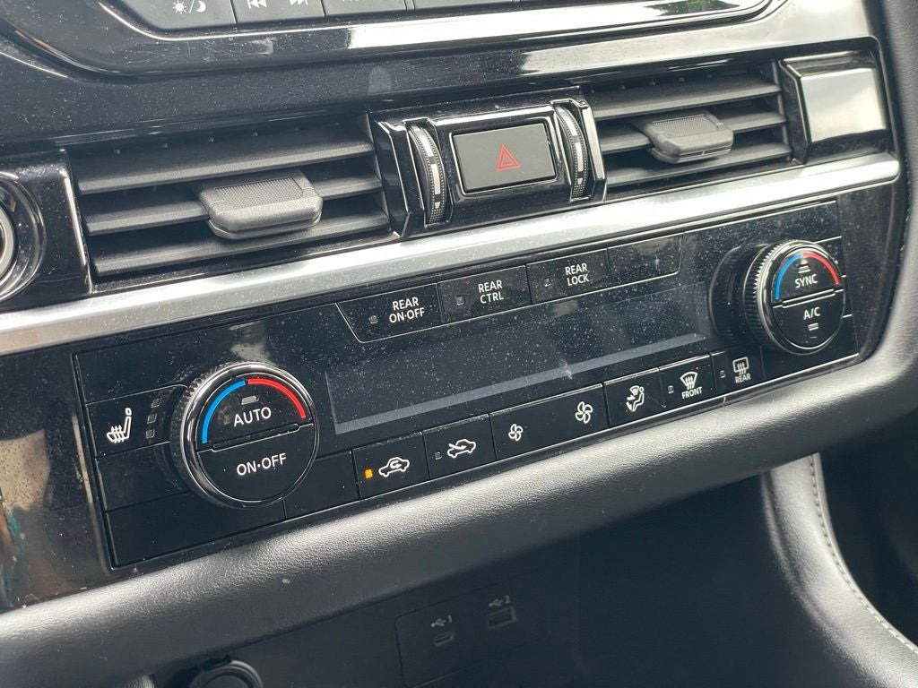 2025 Nissan Pathfinder SV