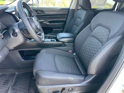 2023 Nissan Pathfinder SV Premium w/Captain Chairs & Crossbars