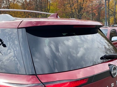2023 Nissan Pathfinder SL w/Cross Bars