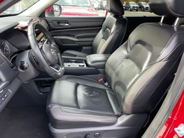 2023 Nissan Pathfinder SL w/Cross Bars